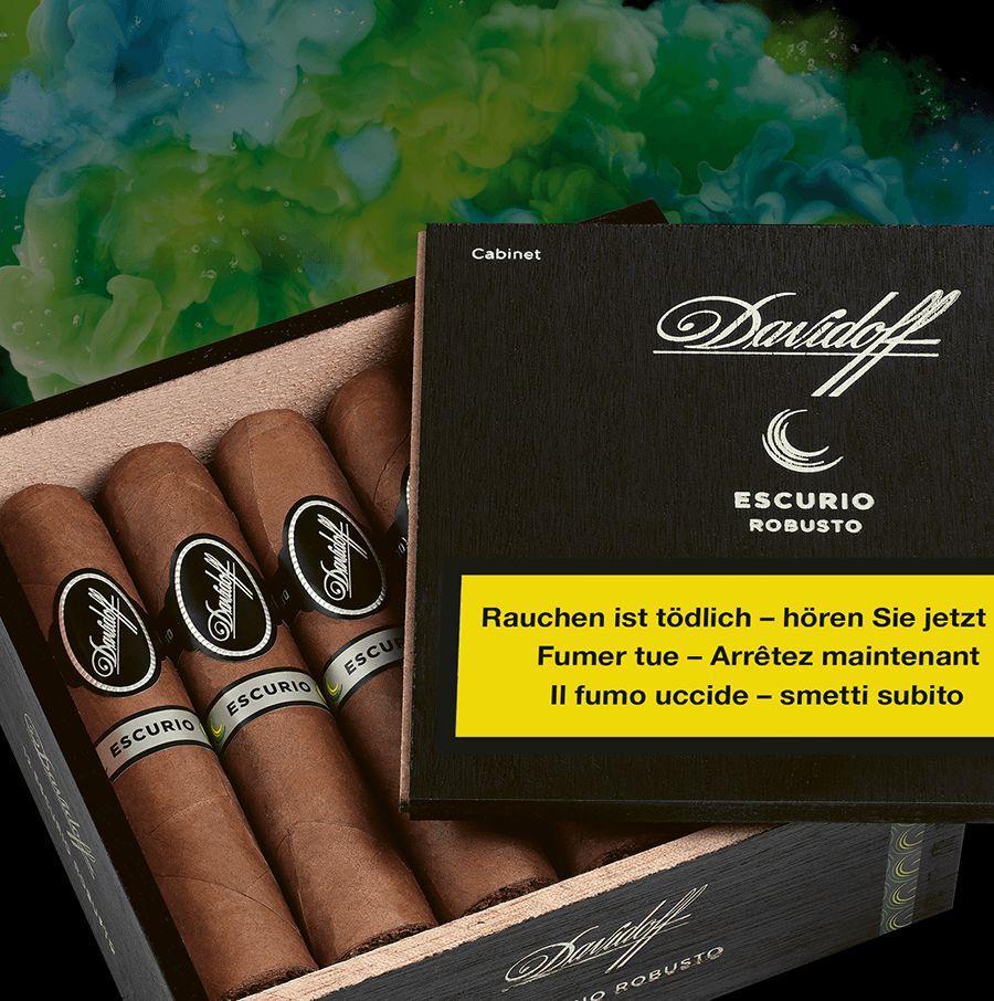 Davidoff Escurio Zigarren in ihrer Kiste mit geöffnetem Deckel. Wasserdampf im Hintergrund.