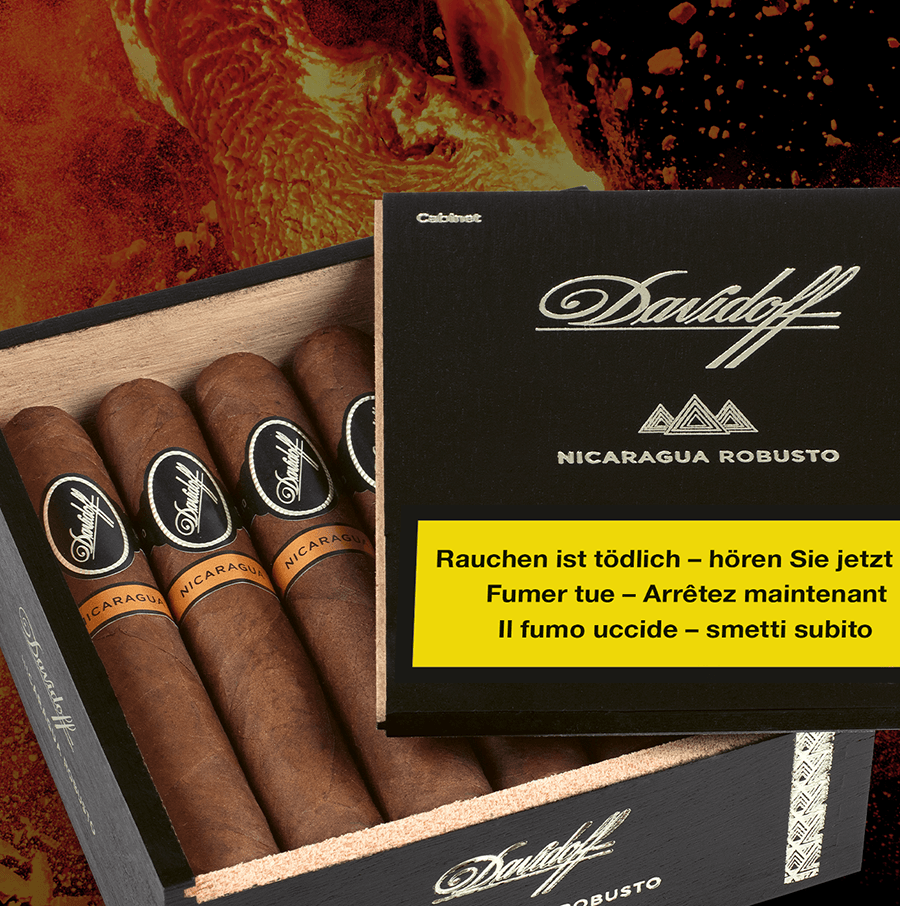 Davidoff Nicaragua Zigarren in ihrer Kiste mit geöffnetem Deckel. Feuer im Hintergrund.