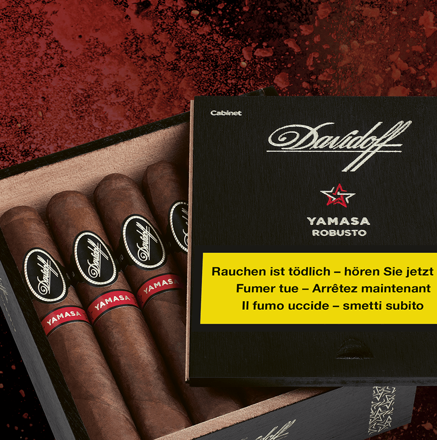 Davidoff Yamasa Zigarren in ihrer Kiste mit geöffnetem Decke. Rote Erde im Hintergrund.